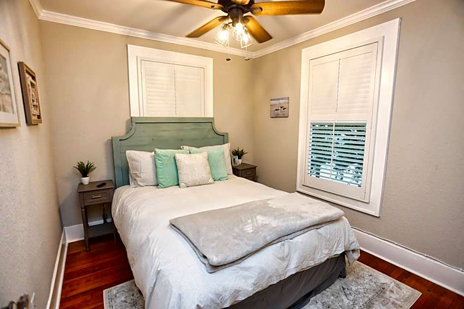 Historic Home Family Friendly Close to Seawall