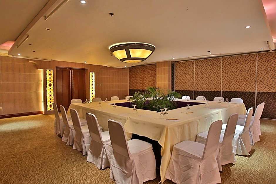Crown Regency Suites Mactan