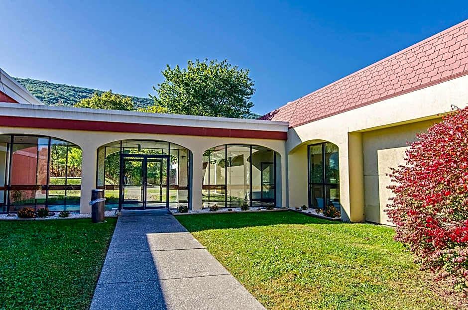 Econo Lodge Inn & Suites Norton - Wise South