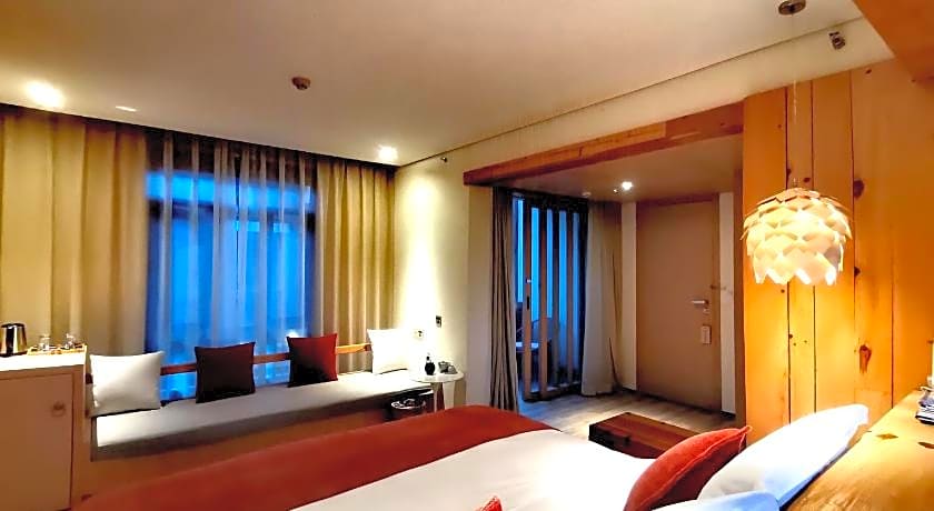 Arro Khampa by Zinc Journey Lijiang