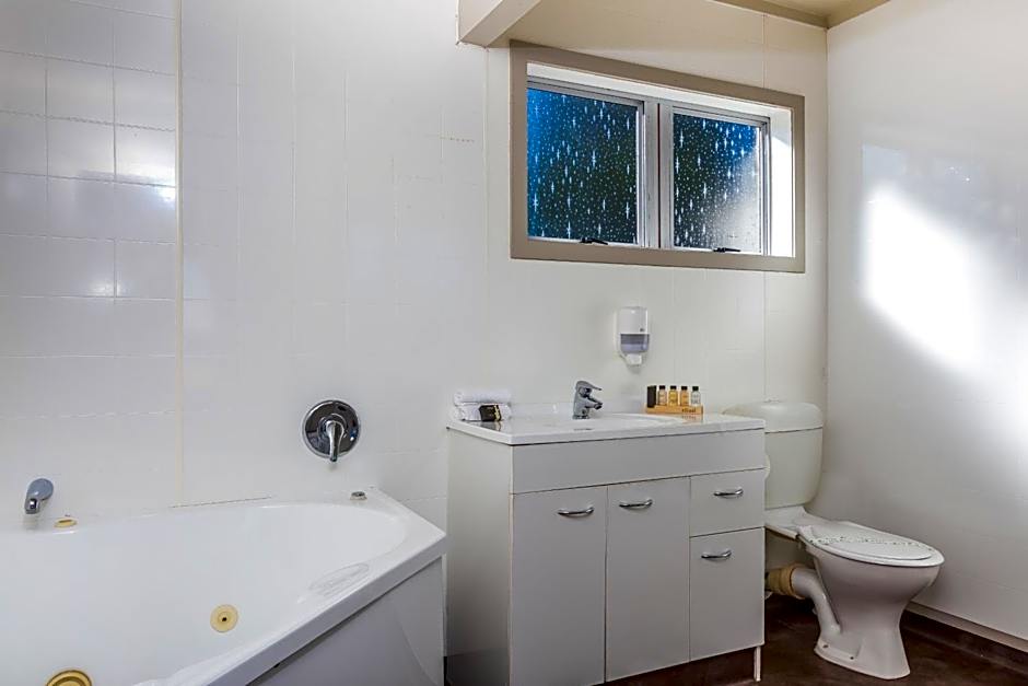 Twin Peaks Lakeside Inn