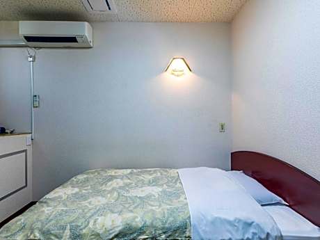 Single Room with Shared Bathroom - Smoking