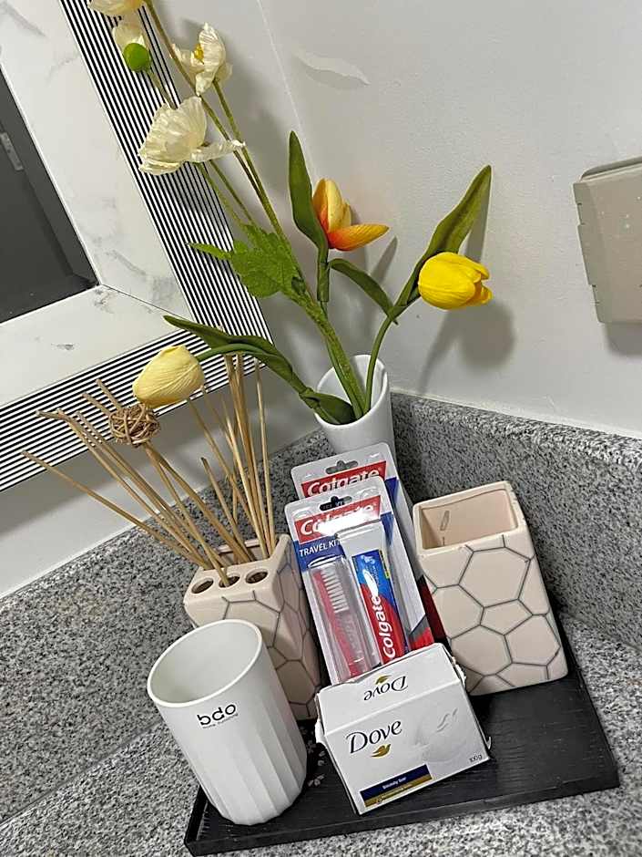 MaRoy Suites at Asteria Residences (Near NAIA with free Parking+Fiber Internet)