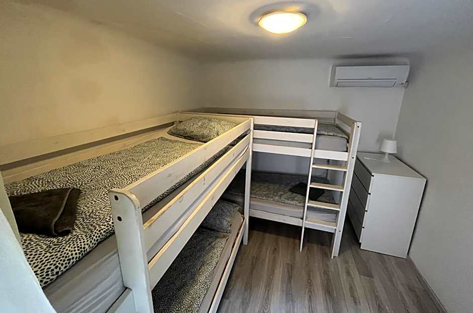 Foto 1 daripada 5 — Quadruple Room with Shared Bathroom