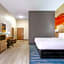 La Quinta Inn & Suites by Wyndham San Antonio Seaworld LAFB