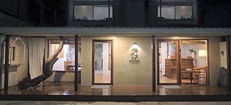 THE GOOSE HOUSE UBON