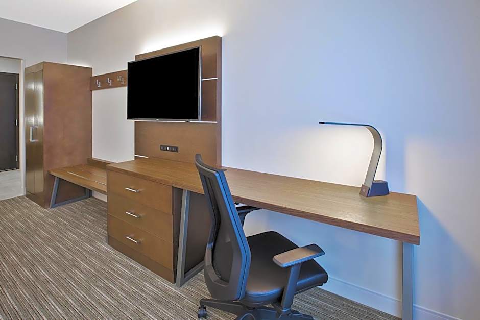 Holiday Inn Express & Suites Okemos - University Area By IHG