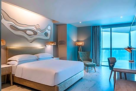 1 King Bed Premium Ocean View - Balcony