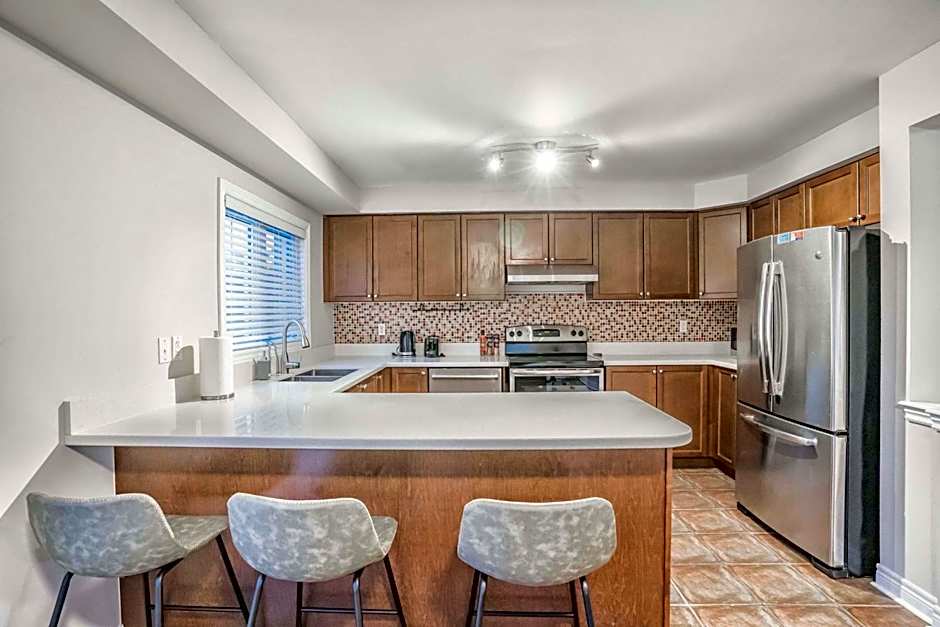 Designer 4BR Executive Townhome w/Parking