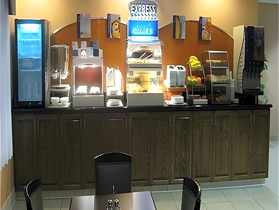 Holiday Inn Express Delano Highway 99 By IHG