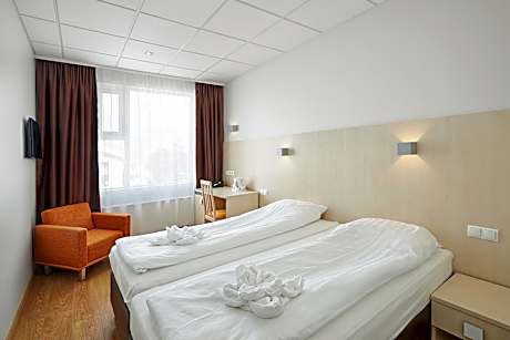 Triple room (twin/double + extra "roll-away" bed)