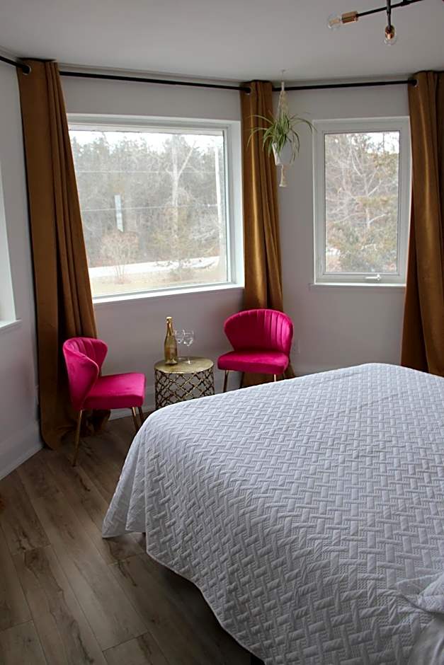 4 Guest Suite with Waterfront Views at Fancie's PEC - Suite 2