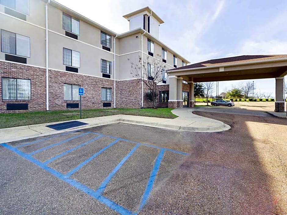 Ramada by Wyndham Jackson MS