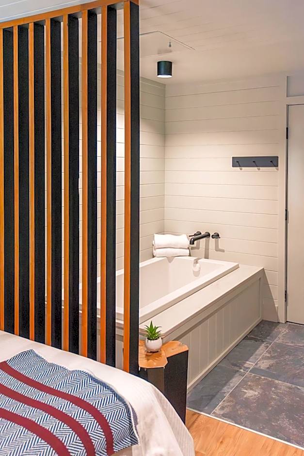 Historic Rocky Waters Inn, A Small Luxury Hotel