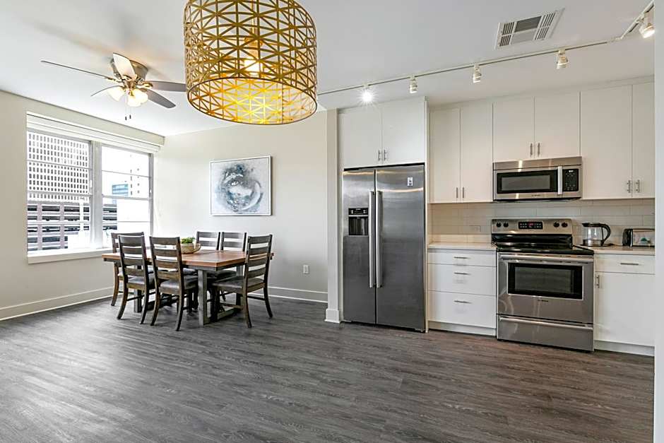 Spacious 4BR Luxury Condo Steps to French Quarter