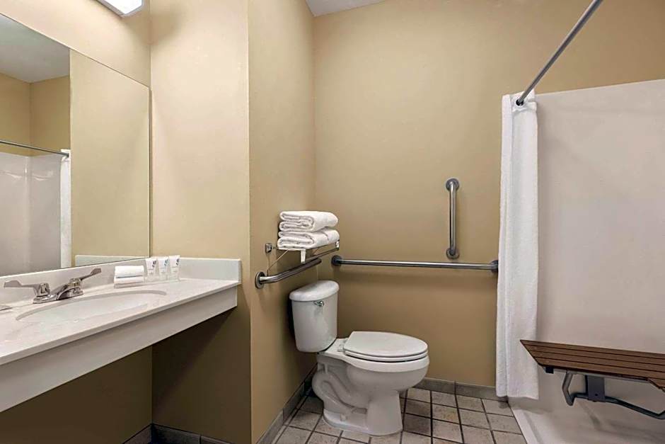 Country Inn & Suites by Radisson, Forest Lake, MN