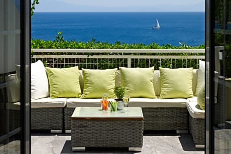 Junior Suite with Pool & Sea View III