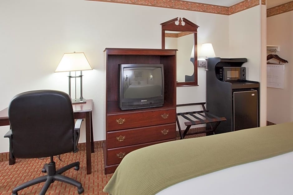 Holiday Inn Express & Suites Wilson I-95, an IHG Hotel