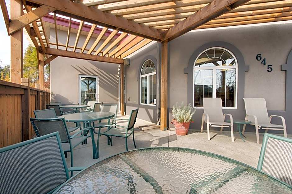 Days Inn & Suites by Wyndham Thunder Bay