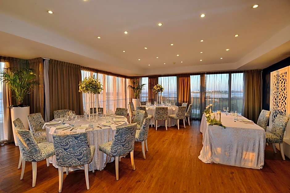 Lagoon Beach Hotel & Spa