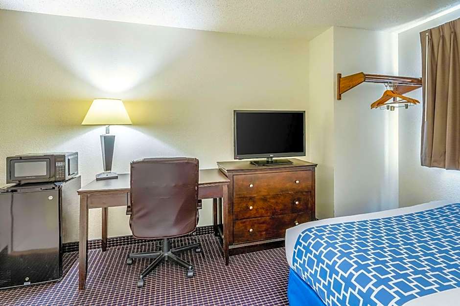 Econo Lodge Inn & Suites Auburn