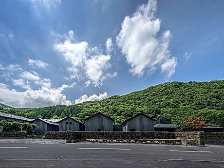 OTARU RETREAT by Onko Chishin