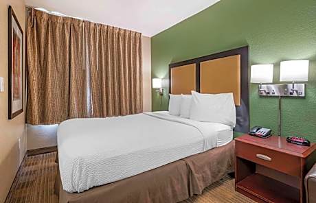 Deluxe Studio with 1 Queen Bed - Non-Smoking