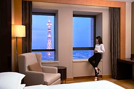 Club lounge access, 1 Bedroom Suite, 1 King, City view