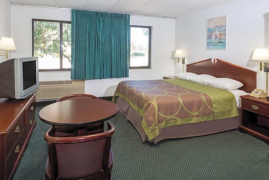 Super 8 by Wyndham Pompano Beach