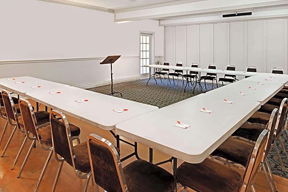 Howard Johnson by Wyndham Lindsay