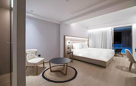 Urban Chic City View Plunge Pool