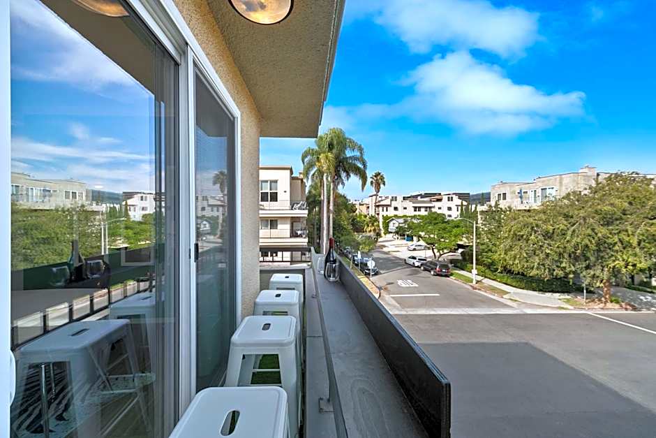 Beverly Hills Glamour Oasis 2 BR Apt with Parking 304