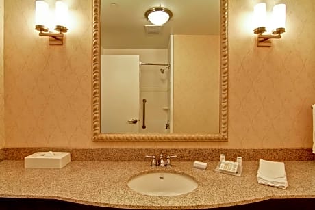 Deluxe Corner King Room with Bathtub