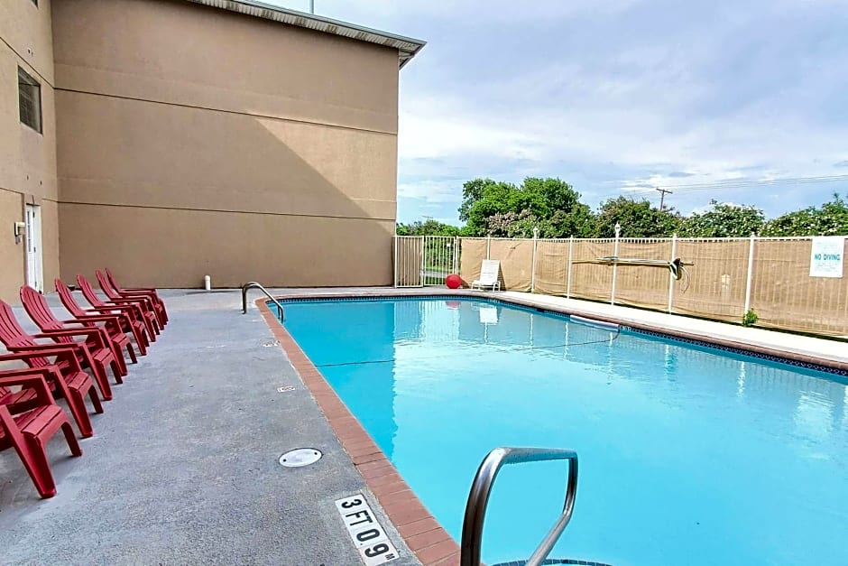 Super 8 by Wyndham Temple I-35