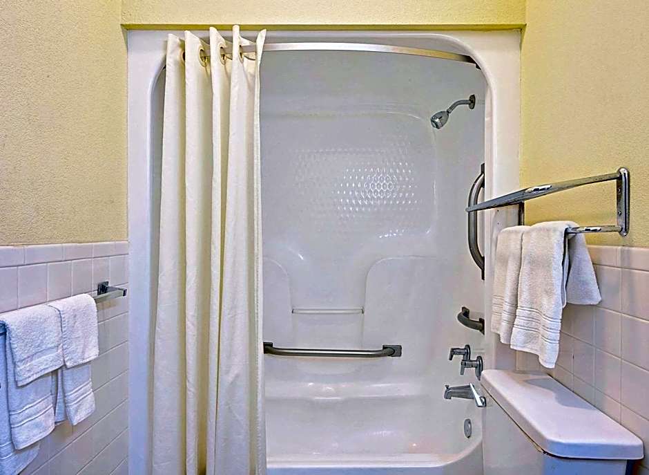 Super 8 by Wyndham Laurel