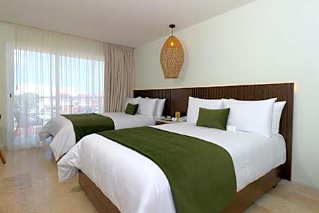 Superior Twin Room with City View