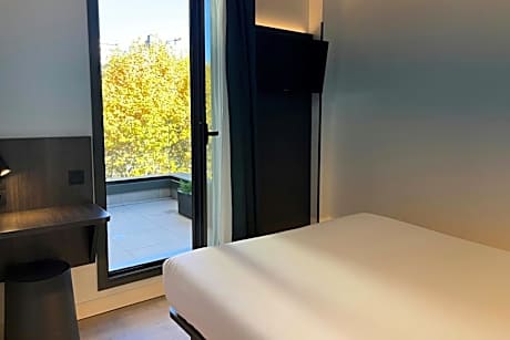 Standard Queen Room with Terrace and City View