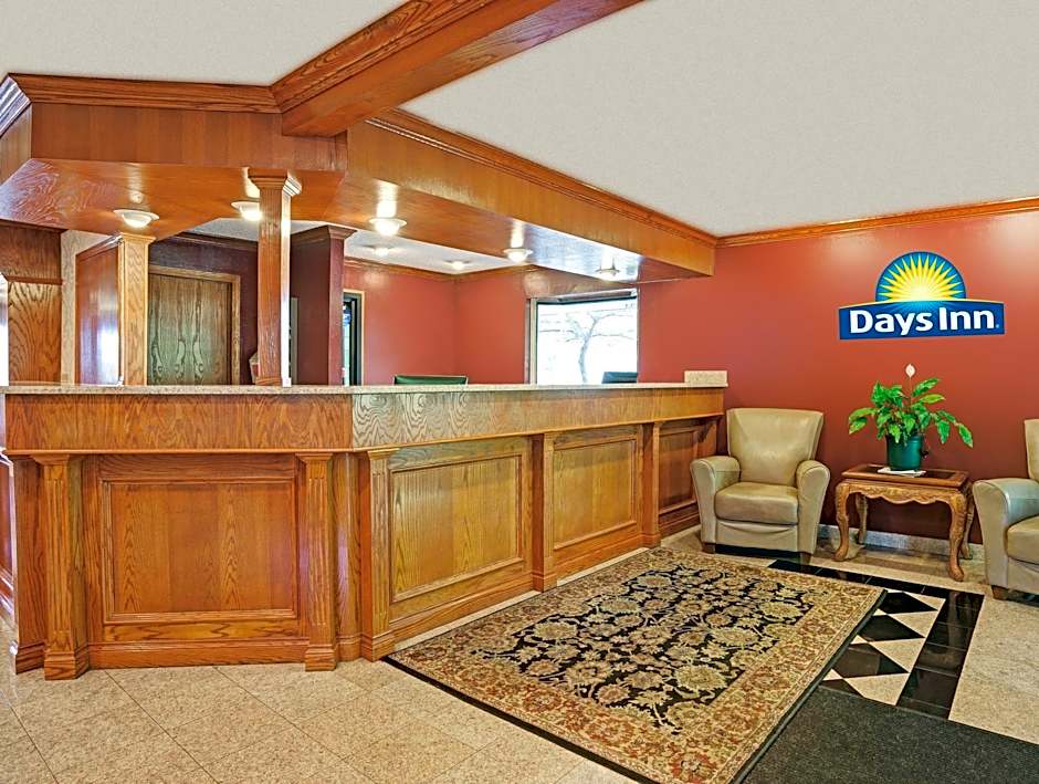 Days Inn & Suites by Wyndham Monroe