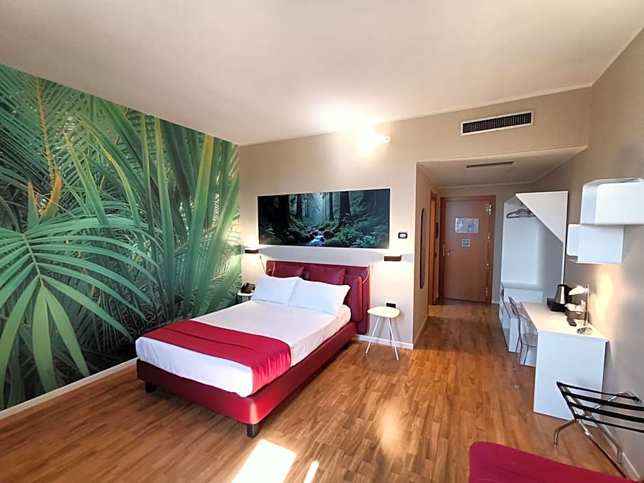 BREAK HOTEL & MOTEL