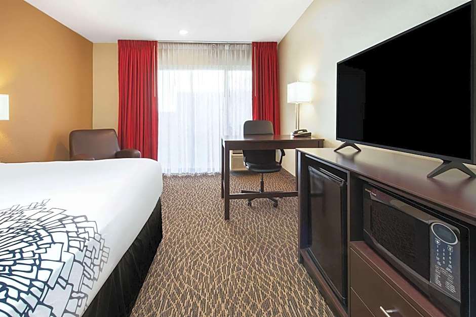 La Quinta Inn & Suites by Wyndham Clearwater Central