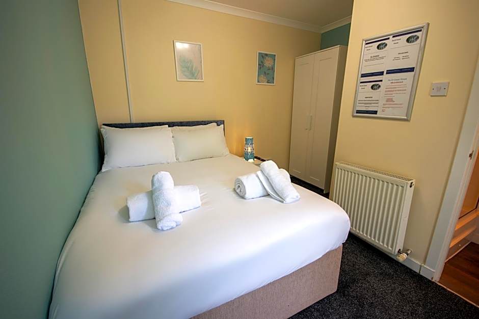 Irvine Riverside Guesthouse by Paymán Club