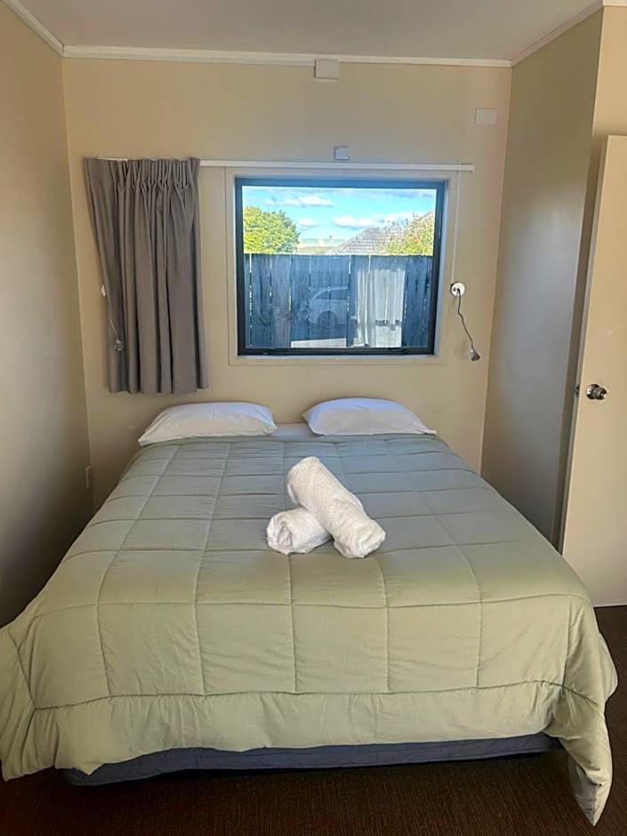 Beachcomber Lodge & Backpacker