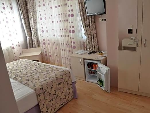 Huxley Hotel and Aparts Old City