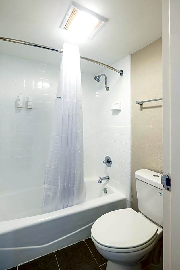 Days Inn & Suites by Wyndham Bossier City - Casino Area