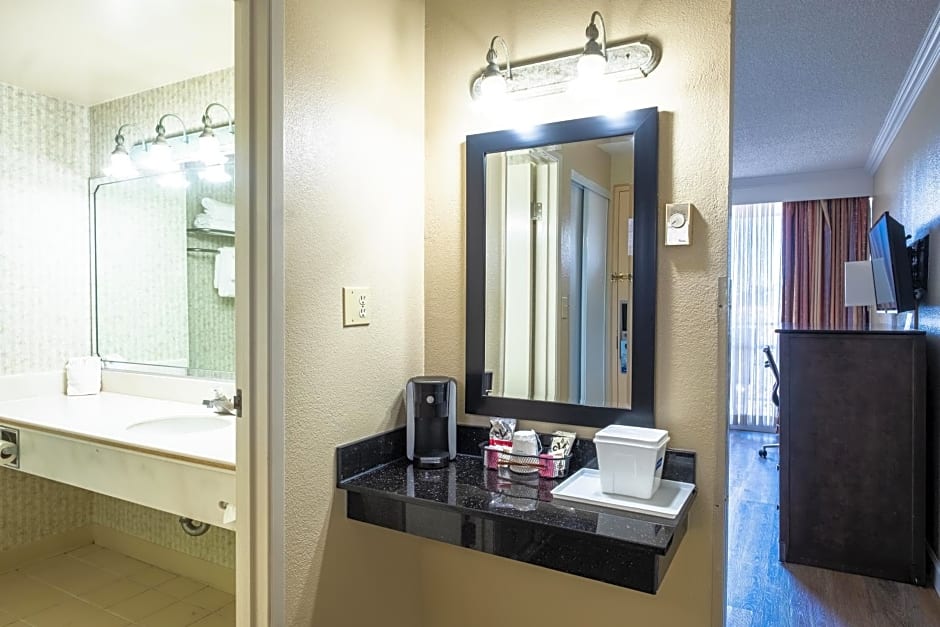 Travelodge by Wyndham Monterey Bay