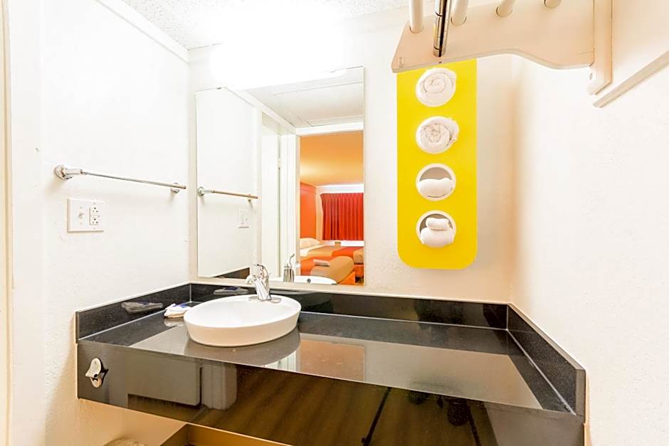 Travelodge by Wyndham Essington / Philadelphia Airport