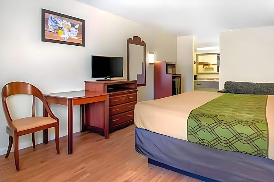 Econo Lodge Inn & Suites
