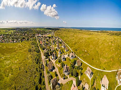 Thatched villa with dishwasher, on a holiday park, 1.5 km. from the beach