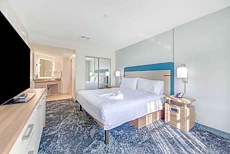 2 King Hearing Accessible Suite Non-Smoking