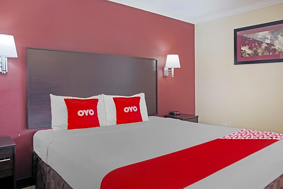 OYO Hotel McAllen Airport South - 1 mi from McAllen Medical Center